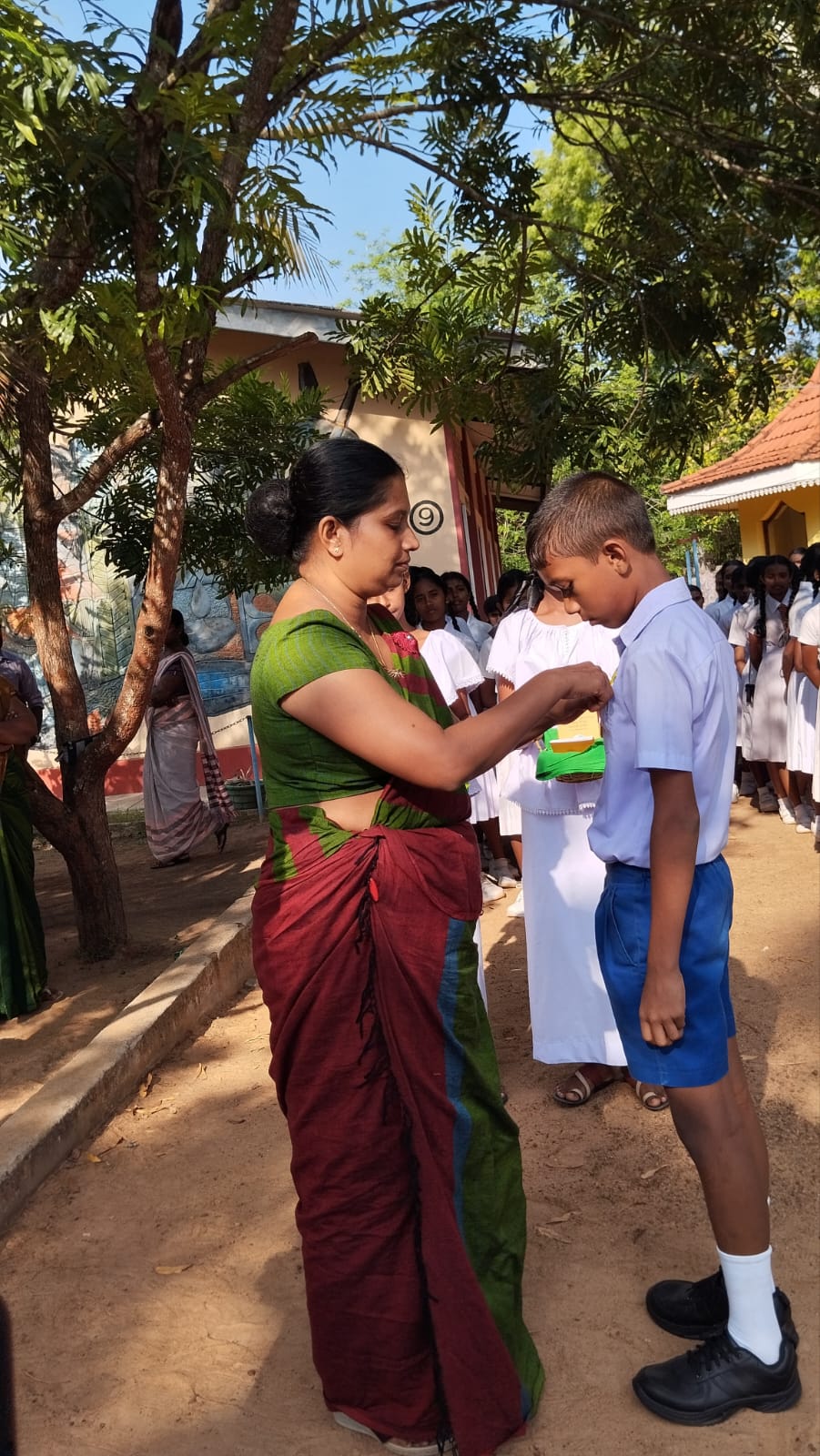 නවක ශිෂ්‍ය පරිසර භට කණ්ඩායම සඳහා නිල ලාංඡන පැළදවීම
